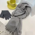 Conjunto de bufanda y guantes de punto de invierno en gris, ideal para el frío y uso diario. - Gris claro