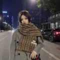 Bufanda de invierno clásica a cuadros para mujer, pañuelo tartan suave y cálido elegante. - Cuadros Camello
