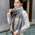 Cálida y cómoda bufanda a cuadros para mujer, elegante chal con flecos para la temporada invernal. - Azul Marrón