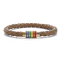 Primo piano del bracciale in ecopelle marrone intrecciata con chiusura magnetica. - Kaki Chiusura Dorata