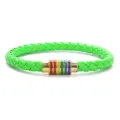 Primo piano dettagliato del bracciale in pelle PU intrecciata verde con chiusura magnetica. - Verde Fluorescente Chiusura Dorata