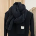 Comfortabele zwarte gebreide wintersjaal voor dames, dik geribbeld ontwerp, warm en stijlvol. - Zwart