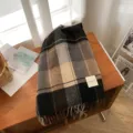 Bufanda clásica a cuadros con flecos para mujer, accesorio de invierno retro y acogedor. - Caqui