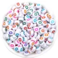 Acryl flache runde Buchstaben Perlen weisse Basis bunte Alphabet Perlen fuer DIY Armband. - 100 Stück Packung (6,7x3,8mm) / Buchstabe D