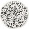 Perles carrees en acrylique blanc alphabet perles de lettres pour la creation de bijoux - Lot de 100 pièces / Base Blanche Lettre Noire (Diamètre Extérieur Env 7mm)