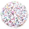 100pcs ακρυλικες στρογγυλες επιπεδες χαντρες γραμματων χρωματιστες για DIY κατασκευη κοσμηματων - Συσκευασία 100 Τεμαχίων (6,7x3,8mm) / Γράμμα V