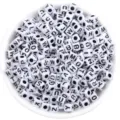 Perles alphabet carrées acrylique perles de lettres blanches pour fabrication de bijoux DIY - Lot de 100 pièces / Base Blanche Lettre Noire (Diamètre Extérieur Env 4.5mm)