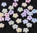 Acryl bloem letter kralen gekleurde alfabet losse kralen voor DIY sieraden maken accessoires. - 100 stuks verpakking / Witte Basis Gekleurde Letter