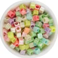 Gros plan détaillé de perles carrées colorées en acrylique avec lettres et trou de 4mm. - Lot de 100 pièces / Huile Base Multicolore Couleur Unie (Diamètre Extérieur Env 6mm)