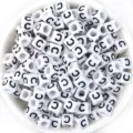 Perles carrees blanches avec lettre C en acrylique pour bracelets et creation de bijoux - Lettre C