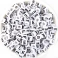 100pcs Perles Lettres Carrées Blanches Perles Alphabet Acrylique pour DIY Bracelet Bijoux - Lettre E