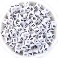 Perles carrées blanches avec impression de la lettre F pour bracelet DIY fabrication. - Lettre F