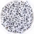 Perles de lettres blanches carrées avec impression H noire, idéales pour bracelets de bricolage. - Lettre H