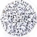 Perles de lettres carrées blanches pour bracelets DIY et fabrication de bijoux en acrylique. - Lettre J