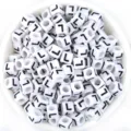 Perles carrées blanches en acrylique avec impression noire, perles alphabet DIY pour bracelets. - Lettre L