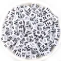 Perles de lettres carrées blanches à impression noire, perles à grand trou pour bracelets DIY. - Lettre N