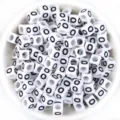 Perles de lettres carrées blanches avec lettre O noire, perles acryliques pour bracelets DIY. - Lettre O