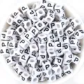 Perles de lettres carrées en acrylique, perles d'alphabet blanches pour bracelets DIY. - Lettre P