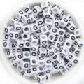 Perles alphabet carrees blanches en acrylique avec lettre Q noire pour bracelets DIY. - Lettre Q
