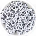 Perles de lettres carrées blanches, lettres noires pour la fabrication de bijoux de bracelets DIY. - Lettre R