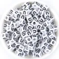 Perles carrées blanches avec grands trous, idéales pour bracelets DIY et fabrication de bijoux. - Lettre U