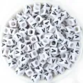 Perles carrées blanches en acrylique avec grands trous pour bracelets bijoux DIY. - Lettre V