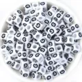 Perles carrees blanches avec impression noire, grandes perles interieures pour bracelets DIY. - Lettre G