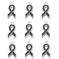 Nahaufnahme Detailansicht des schwarzen Emaille Schleife Anhängers für DIY Schmuckherstellung. - 10er Pack / Silber & Schwarz