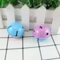 Dettaglio di campanelli artigianali in metallo bicolore da 4cm con stelle intagliate. - 4cm / Rosso Rosa e Blu
