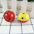 Primo piano dettagliato di campanelli metallici colorati con ritagli a stella per decorazioni festive. - 4cm / Giallo e Rosso