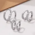 Gedetailleerd overzicht van kleine zirkonia pavé huggie oorbellen set voor dames. - Set van 3 Paren / Witgoud