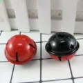 Dettaglio in primo piano di campanelle metalliche bicolore da 4cm per decorazioni. - 4cm / Rosso e Nero