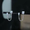 Gedetailleerd overzicht van dubbele oorbellen met strass-steentjes en sprankelende zirkoon. - Stijl 3 / Witgoud