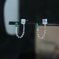 Gedetailleerde close-up van sprankelende zircone kettingoorbellen, fijne metaalstructuur. - Stijl 4 / Witgoud