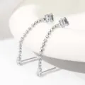 Gedetailleerde close-up van lange gebogen kristallen zirkonia kwast oorhanger met stenen. - Zilver Witte Zirkonia