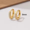 Close-up detail van 8mm vergulde zirkonia kleine creolen oorbellen, prachtig en delicaat ontwerp. - 8mm / Goud