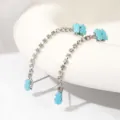 Detailfoto van lange strass kwast oorbellen met blauwe stenen, elegant vrouwelijk sieradenontwerp. - Platina Kleur Turquoise / Zilver