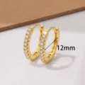 Detailopname van kleine gouden 12mm oorbellen met zirkonia stenen, delicaat stijlvol ontwerp. - 12mm / Goud