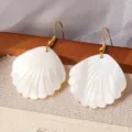 Witte schelp waaier oorbellen, minimalisten gouden haak hangende oorbellen, zomer. - Grote Waaiervorm (A03) / 28mm / Goud
