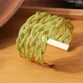 Handgemaakte meerlaagse groene kraal open manchet armband, vintage brede metaaldraad armband sieraden. - Gouden rand - enkele kleur 4