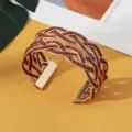 Boheemse brede manchet armband met kastanjebruine kralen en gouden metaal in een open geweven stijl. - Goudbruin