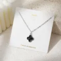 Gedetailleerd overzicht van de elegante zwarte klaverketting op kaart, accessoire. - Zwarte Klaver Stijl