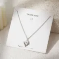 Zilveren V-vormige parelketting met sprankelende strass-steentjes op kaart, elegante ketting. - V-vormige Parel Stijl
