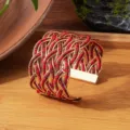 Handgemaakte kralen manchet armband met rode bruine rocailles en verstelbare gouden draad. - Gouden rand - tweekleurig 4
