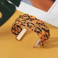 Boheemse stijl kraal kruis open manchet armband, metalen geweven brede armband. - Goud Zwart Oranje