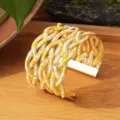 Handgemaakt gelaagd geweven zaadkraal breed open manchet armband in geel en wit - Gouden frame - tweekleurig 14