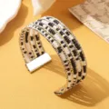 Boheemse meerlagige manchetarmband met zwart-witte kralen en zilveren metalen details. - Tweekleurig 12 / Zilver