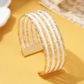 Meerlagige kralen manchetarmband met witte rocailles en gouden metalen strips, mooi. - Effen Kleur 2 / Goud