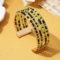 Boheemse meerlaagse kralen armband manchet met zwart groene kraaltjes en gouden magneetsluiting. - Tweekleurig 13 / Goud
