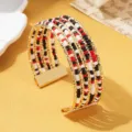 Meerlaagse kralen armband, goudkleurig metaal met rode, witte en zwarte kraaltjes. - Driekleurig 6 / Goud